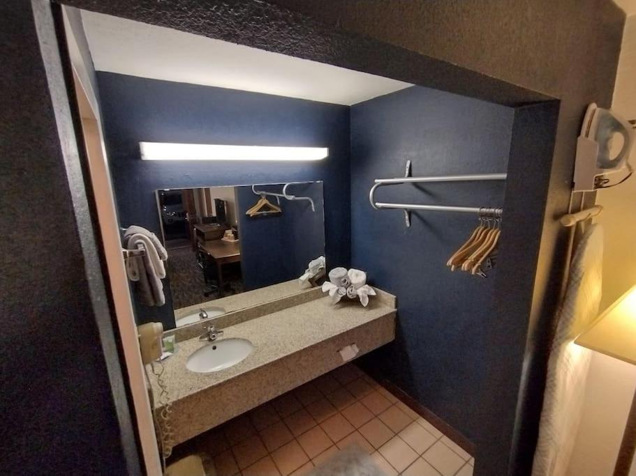 Hotel King Bed Hotel Room 114 Booking Stillwater Εξωτερικό φωτογραφία