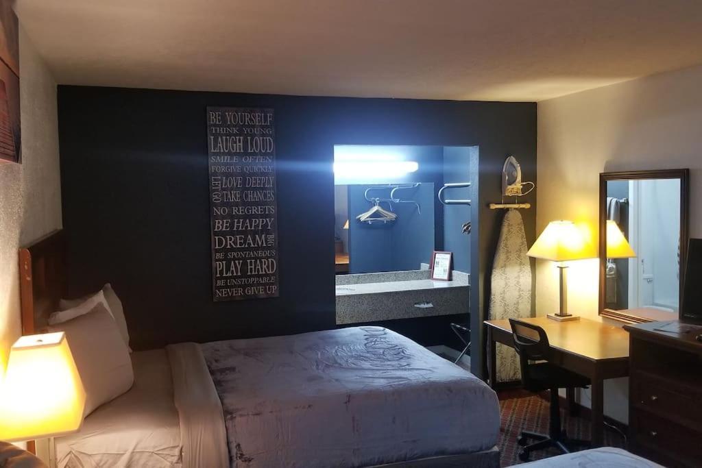 Hotel King Bed Hotel Room 114 Booking Stillwater Εξωτερικό φωτογραφία